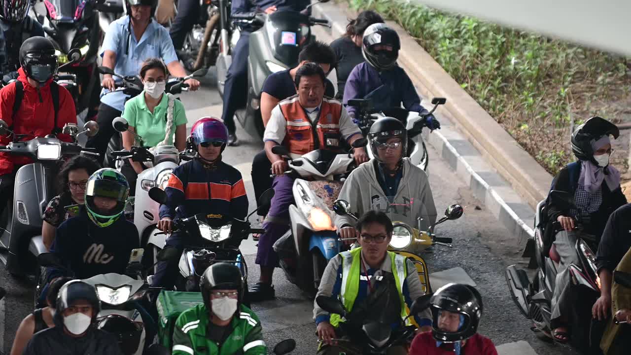 曼谷街道的高架视图，摩托车在十字路口的交通堵塞。泰国曼谷视频下载