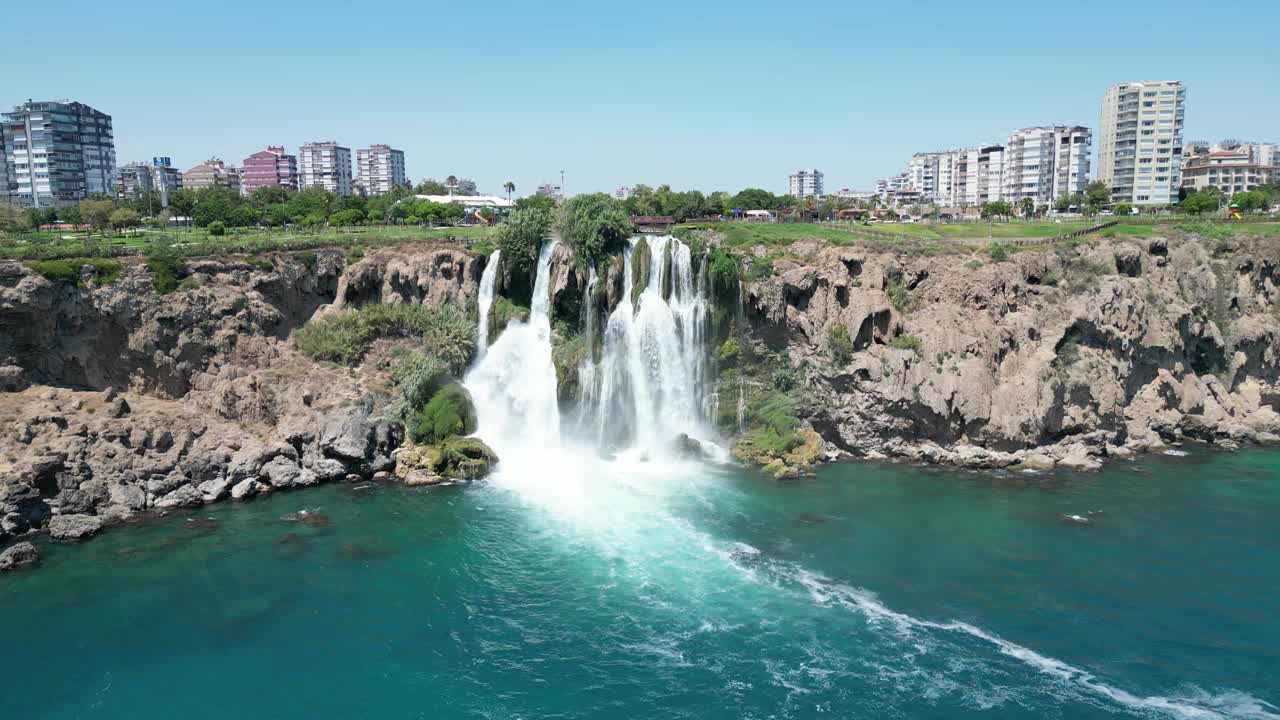 杜登瀑布在地中海的鸟瞰图。4k分辨率。视频素材