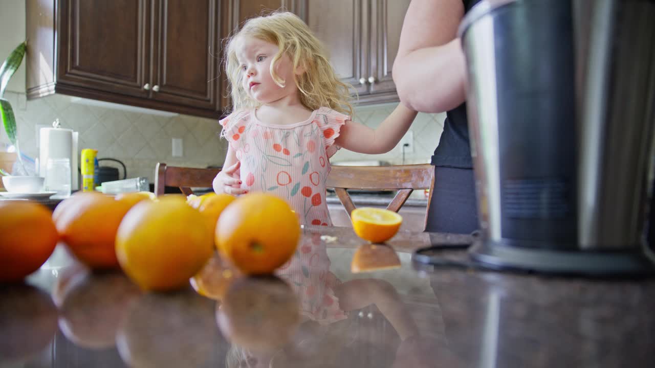 在家给橙子榨汁视频下载