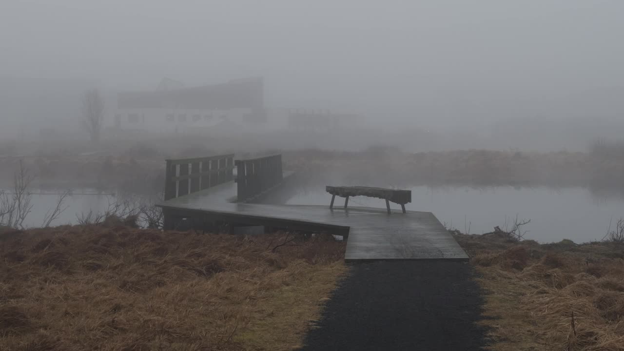 冰岛雷克雅未克的北欧住宅社区中心，笼罩在雾中视频下载