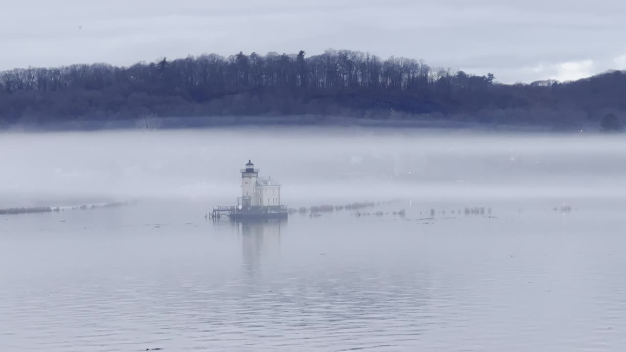 朗道灯塔，哈德逊河雾，美国纽约金斯敦视频下载