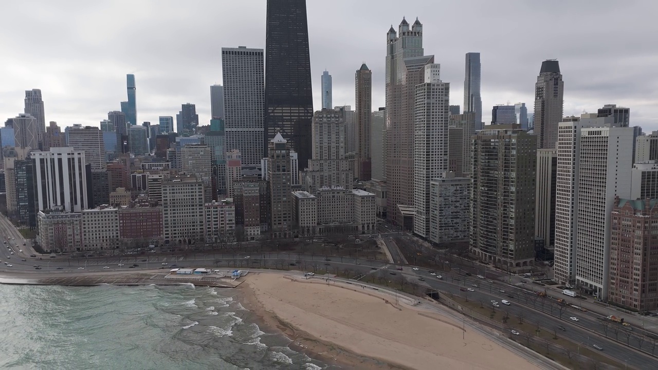 城市海滩慢航拍芝加哥市中心视频下载