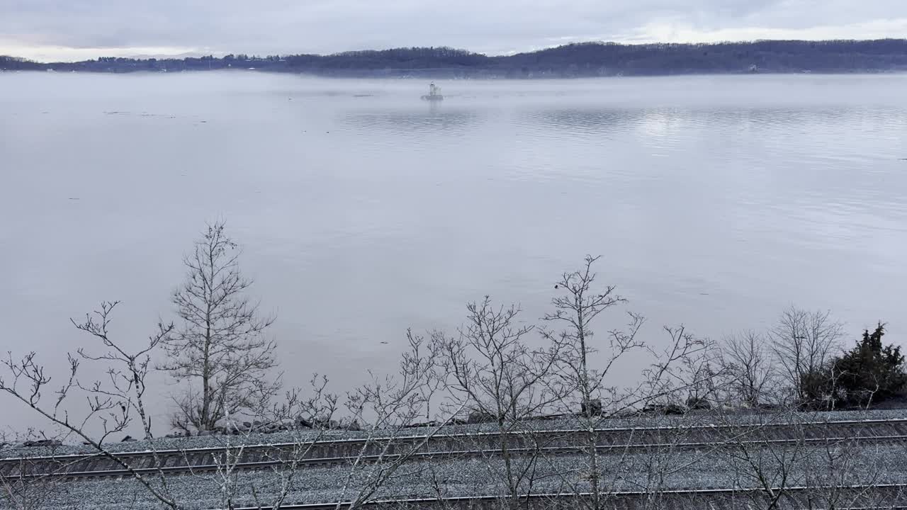 朗道灯塔和火车轨道，美国纽约哈德逊河上雾蒙蒙的黄昏视频下载