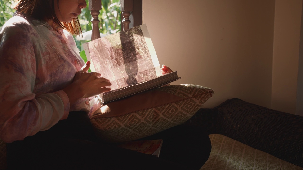亚洲女人早上在家看书。视频下载