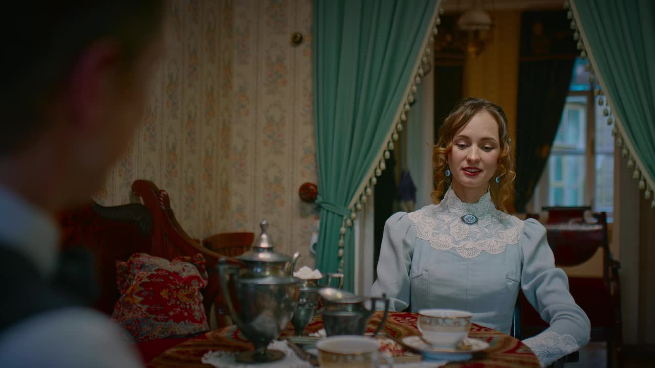 19世纪的浪漫约会，美丽的女人和男人在复古的房间里喝茶，4K, Prores视频下载