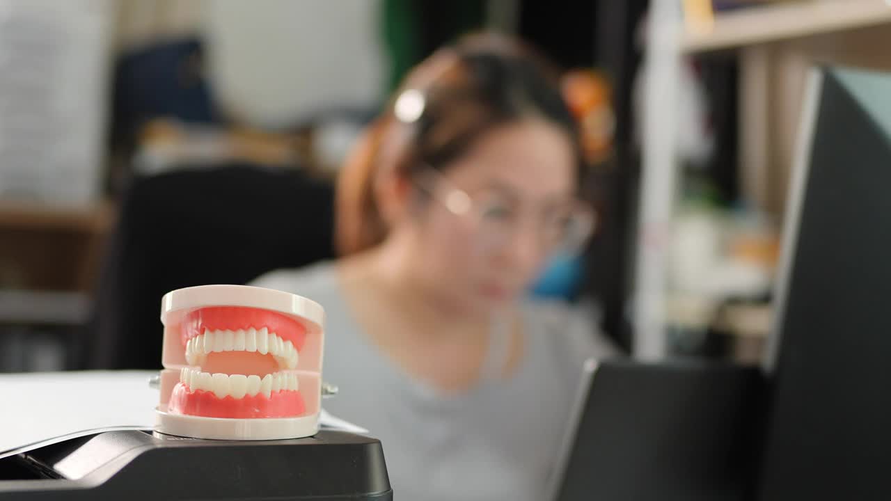 牙医研究有关牙齿的新技术视频下载