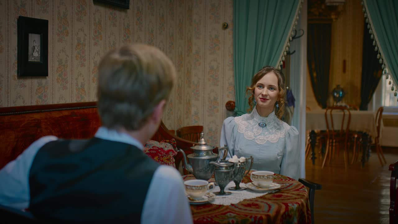 19世纪的饮茶传统，漂亮女人和男人在复古房间的肖像，4K，普罗斯视频下载