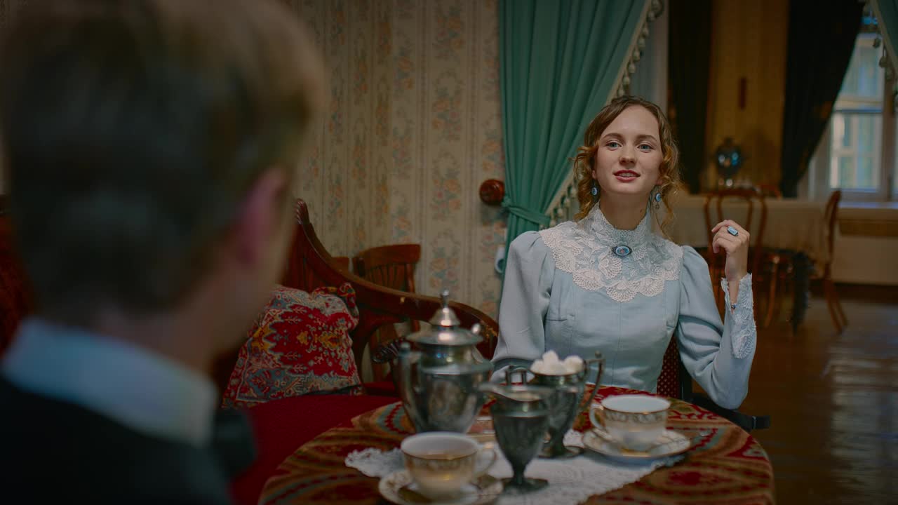 19世纪复古房间里喝茶的女人和男人，肖像，4K，普罗斯视频下载