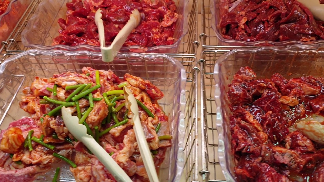 腌牛肉不同的切肉日本烤肉自助餐在日本4k视频下载