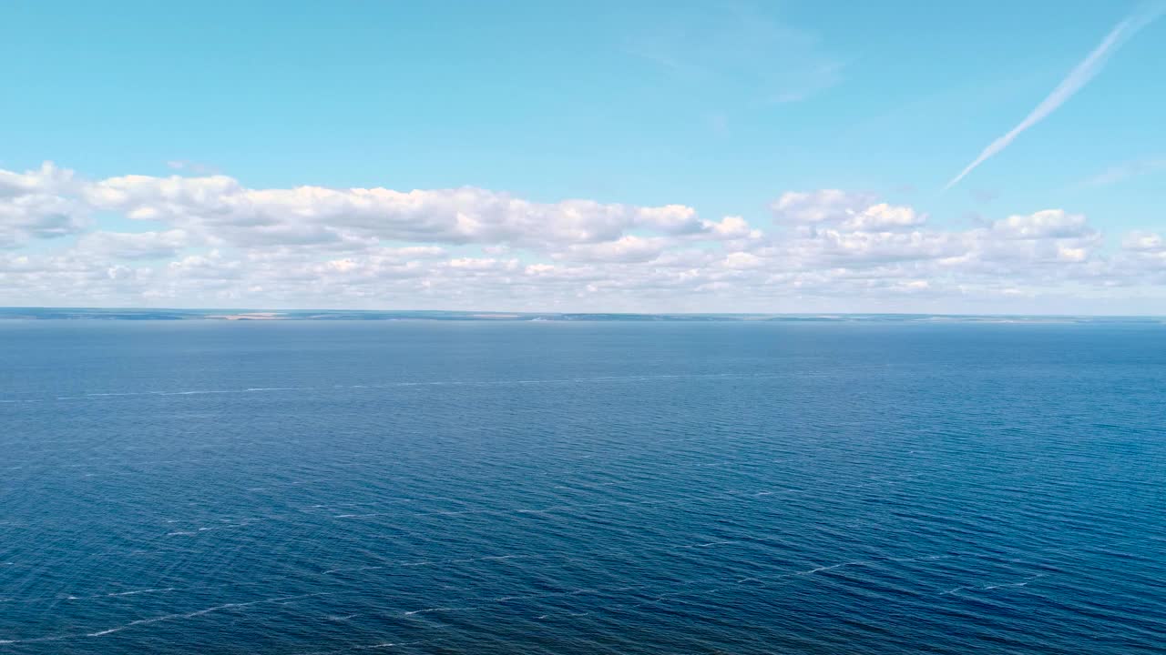 无人机远景:伏尔加海滩的鸟瞰图绘制秋天的色调视频下载
