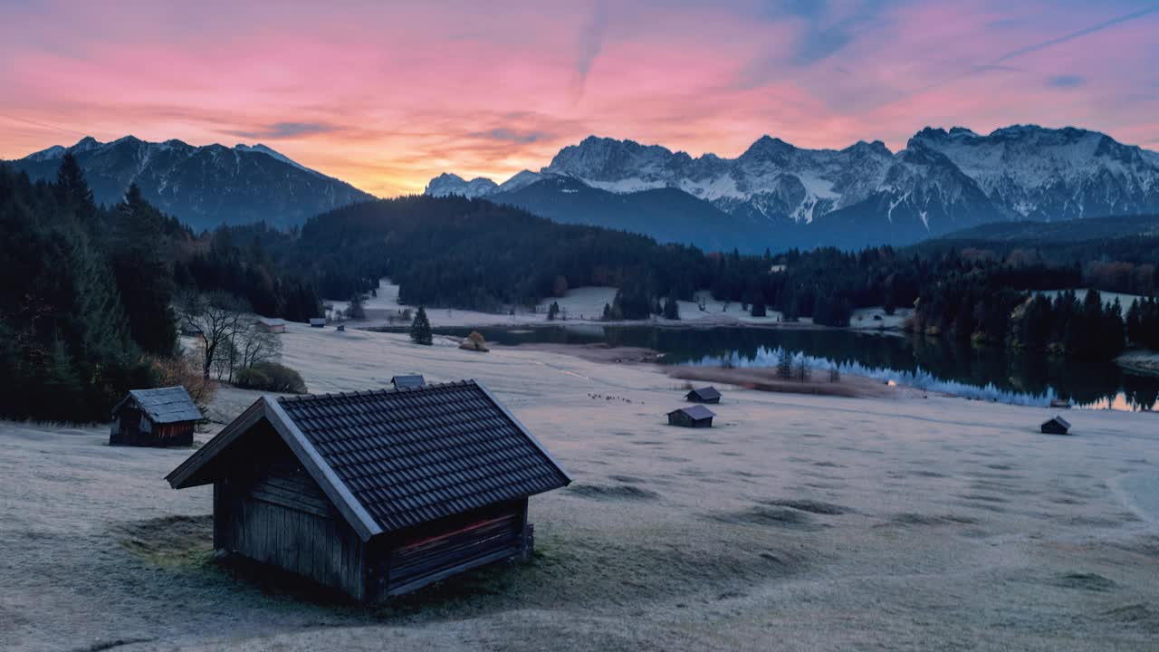 美丽的日出在阿尔卑斯山上的Geroldsee在德国视频下载