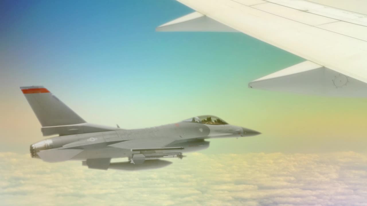 喷气式战斗机在喷气式客机旁边飞行。视频下载