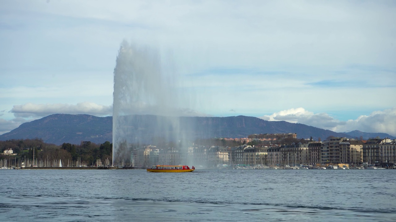日内瓦喷泉和经过的渡轮。瑞士视频下载
