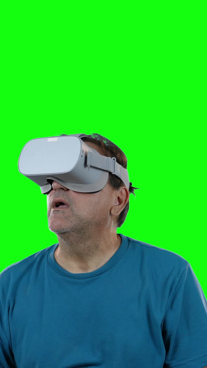 垂直绿屏人使用VR眼镜视频下载