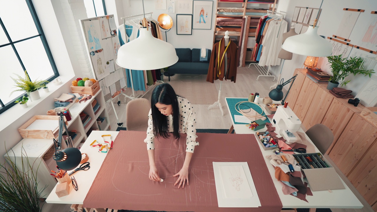 女工匠在工作室里用创意塑造纺织品。视频下载