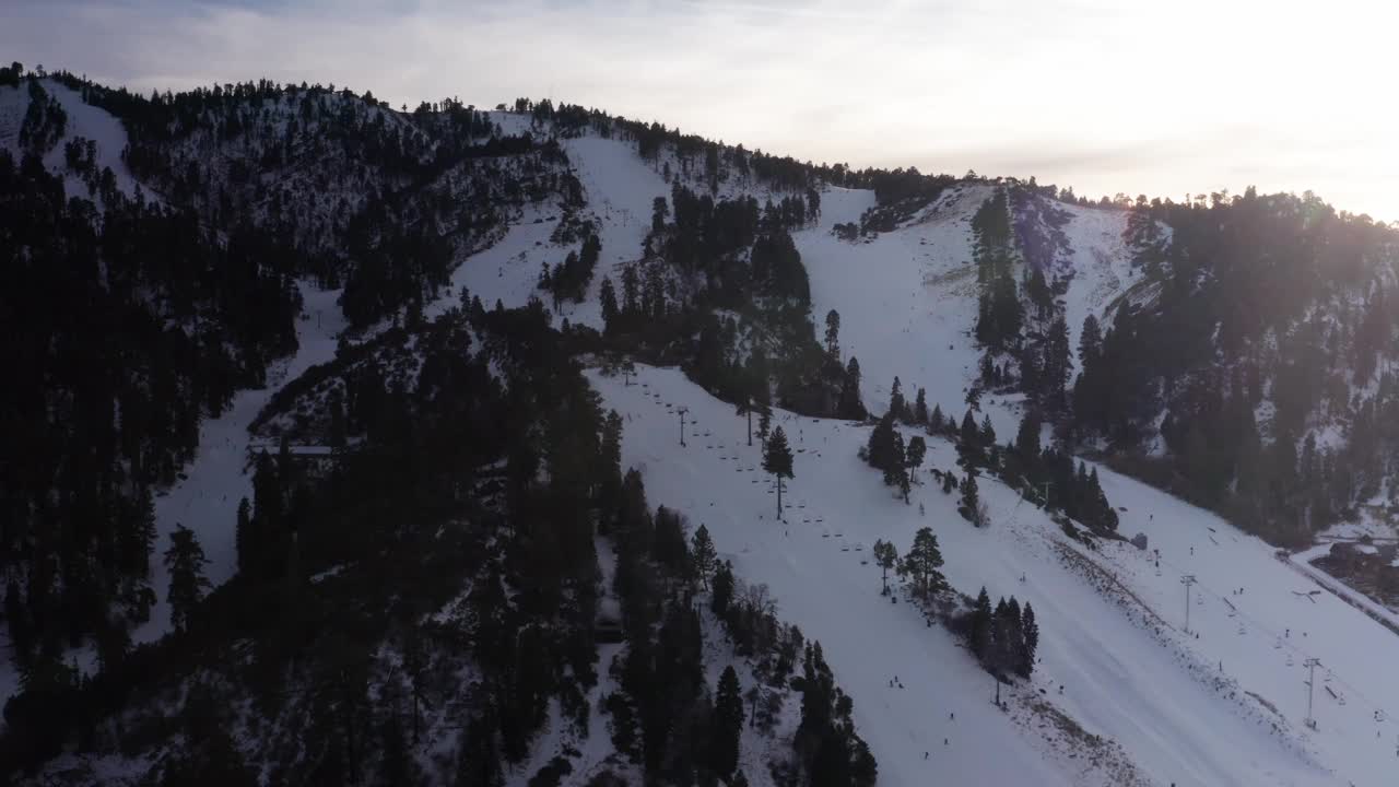 在大熊湖的熊山滑雪胜地的空中特写下降和平移镜头，CA。4K视频下载