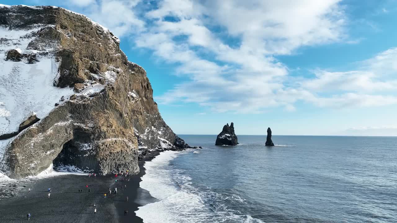 Reynisfjara海滩(Reynisdrangar):冰岛的黑沙滩视频下载