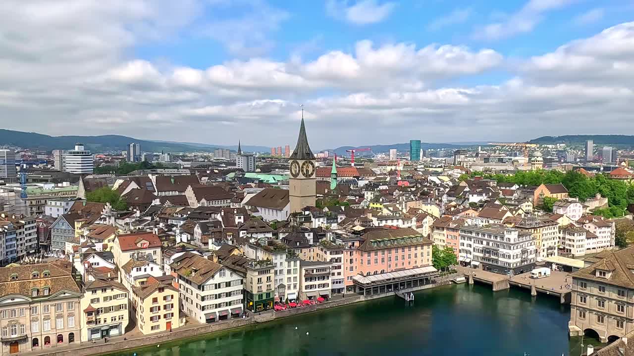 苏黎世历史中心的美丽景色，从格罗斯姆斯特教堂俯瞰利马特河。瑞士视频下载