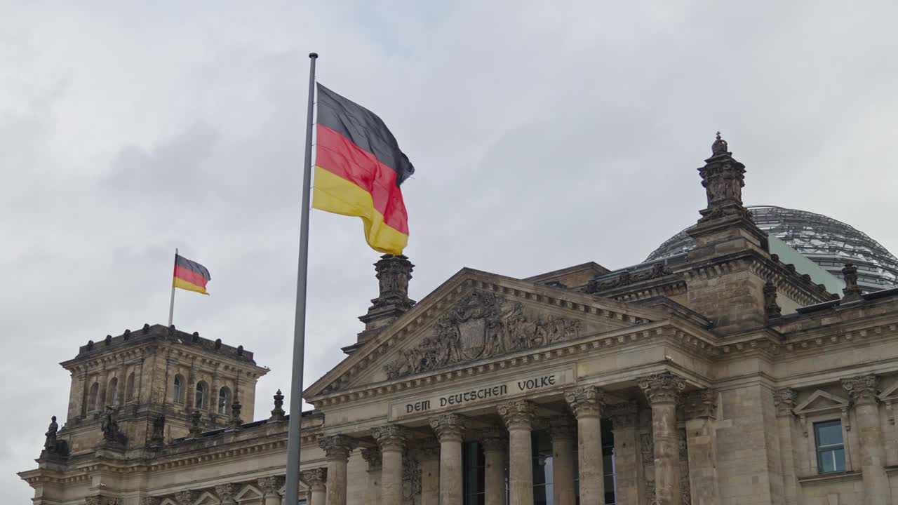 柏林国会大厦上的德国国旗视频下载
