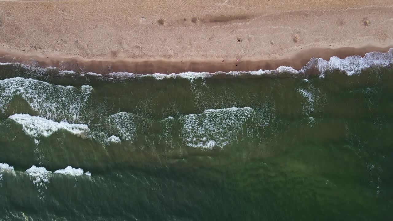 海浪撞击沙克拉波沃海滩的鸟瞰图视频下载