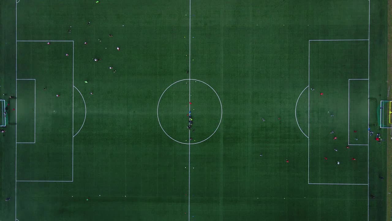 足球与球员的俯视图视频下载