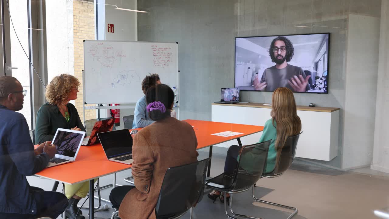一名中东商人在创业时与团队进行视频会议视频下载