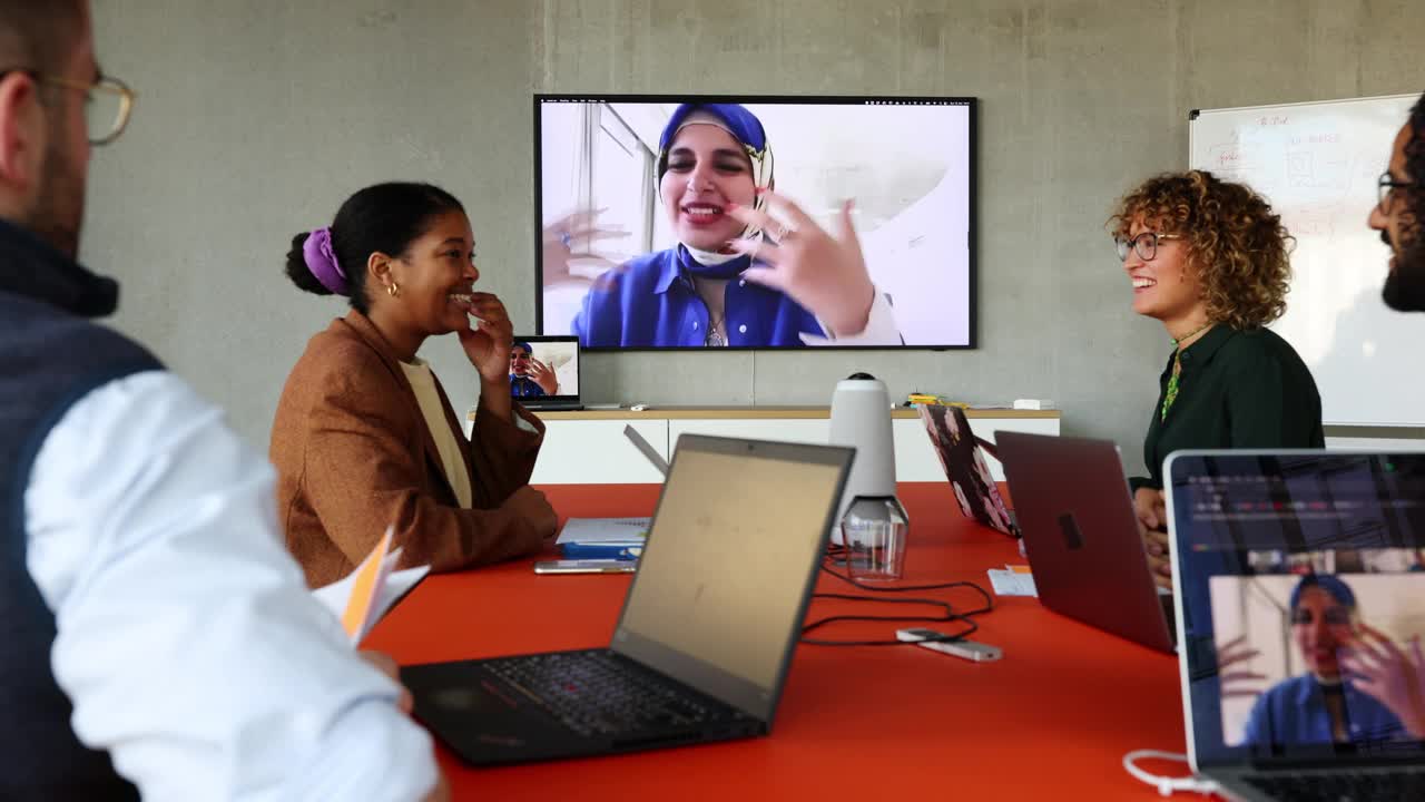 中东女商人在董事会会议室视频会议上与团队交谈视频下载
