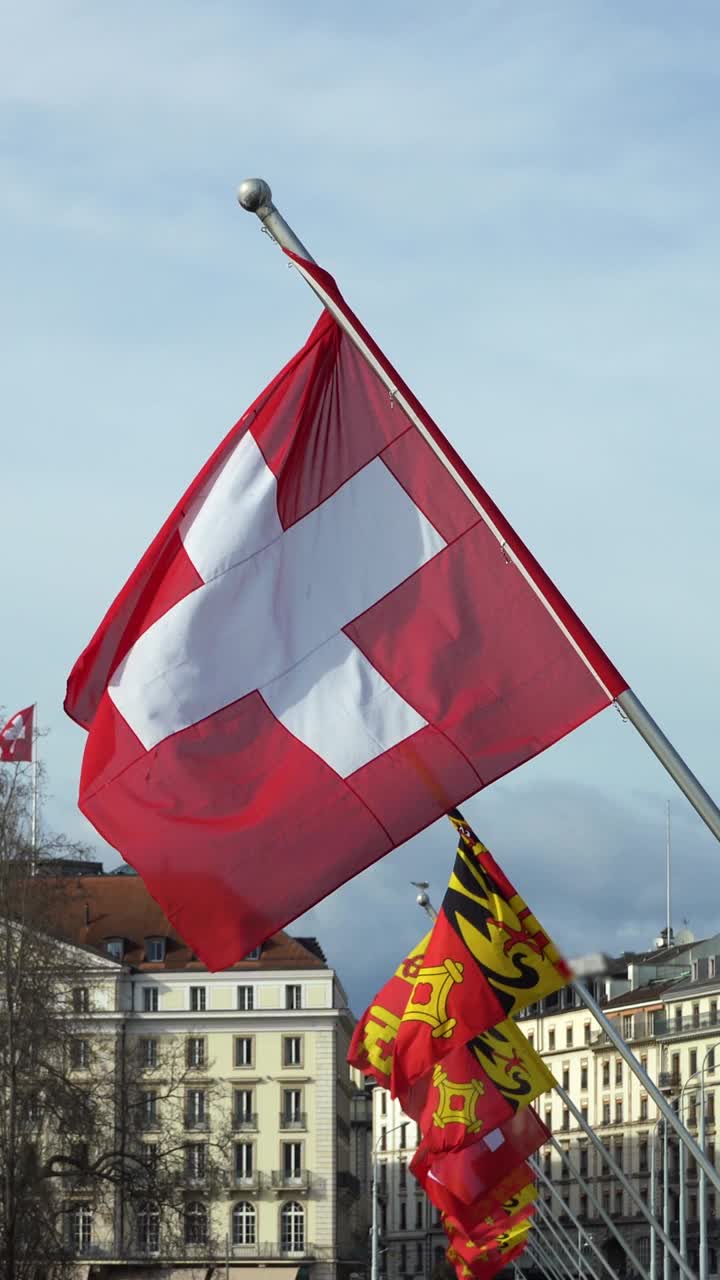 在瑞士日内瓦飘扬的瑞士国旗视频下载