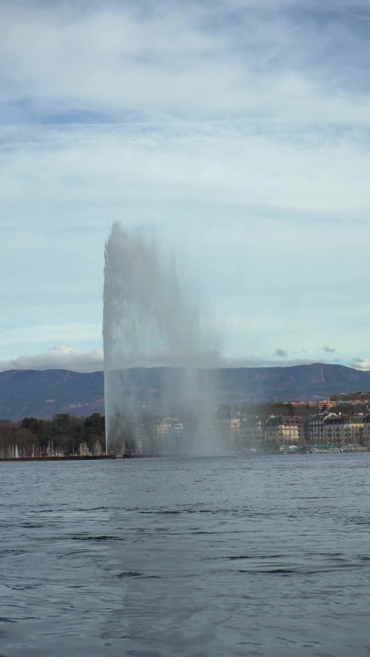 日内瓦喷泉和经过的渡轮。瑞士。垂直视频视频下载