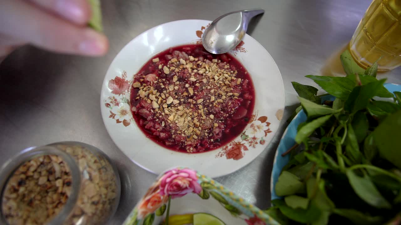 生鸭血和鸭内脏是泰国的传统菜肴，配以花生和草药食物视频下载