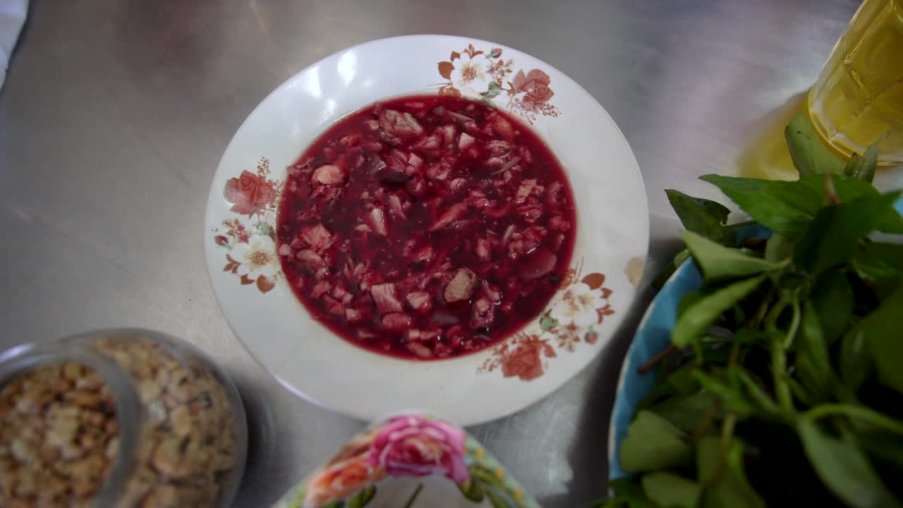 生鸭血和鸭内脏是泰国的传统菜肴，配以花生和草药食物视频下载