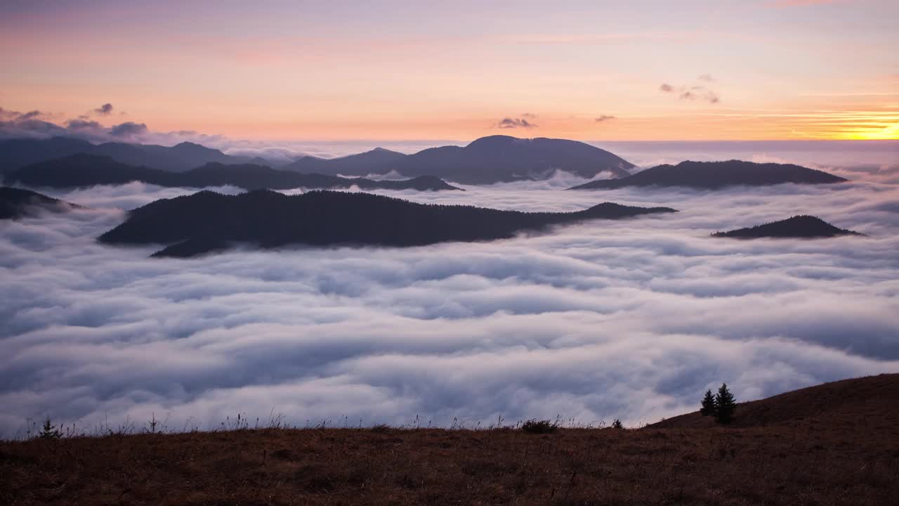 云层之上的山地景观的时间流逝，美丽的自然-斯洛伐克视频下载