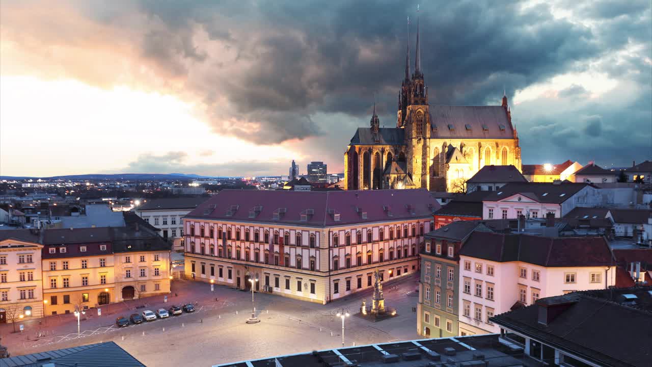 捷克布尔诺的老城区，圣诞市场和圣彼得和保罗大教堂，日落时从市政厅塔上看视频下载