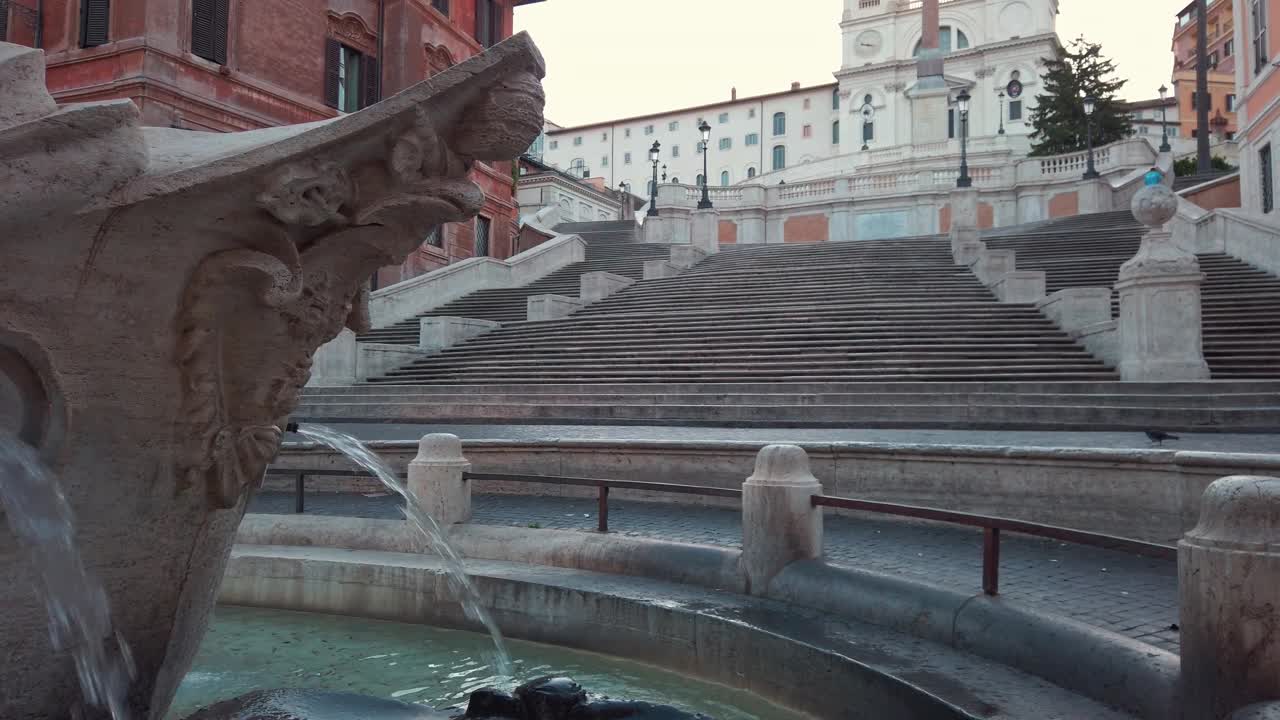 意大利罗马西班牙广场的巴拉西亚喷泉和西班牙台阶视频下载