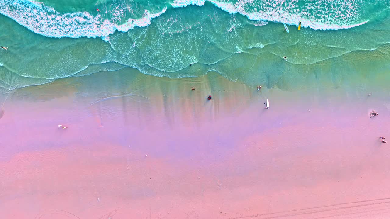 航拍俯视图海浪在白色沙滩上无缝循环视频下载