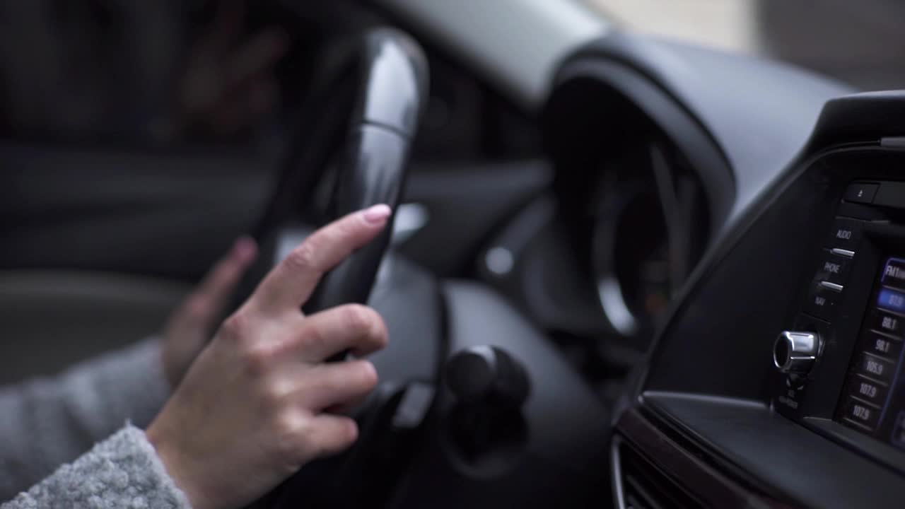 女性手控收音机或音乐在汽车运动视频下载