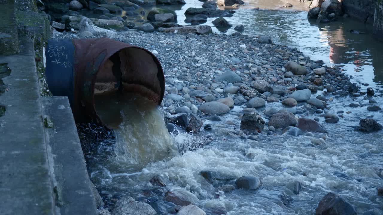 工业废水管道污染河流视频下载
