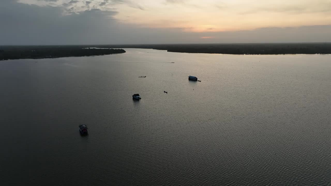 黎明时分，金茅省的Thi Tuong泻湖视频下载