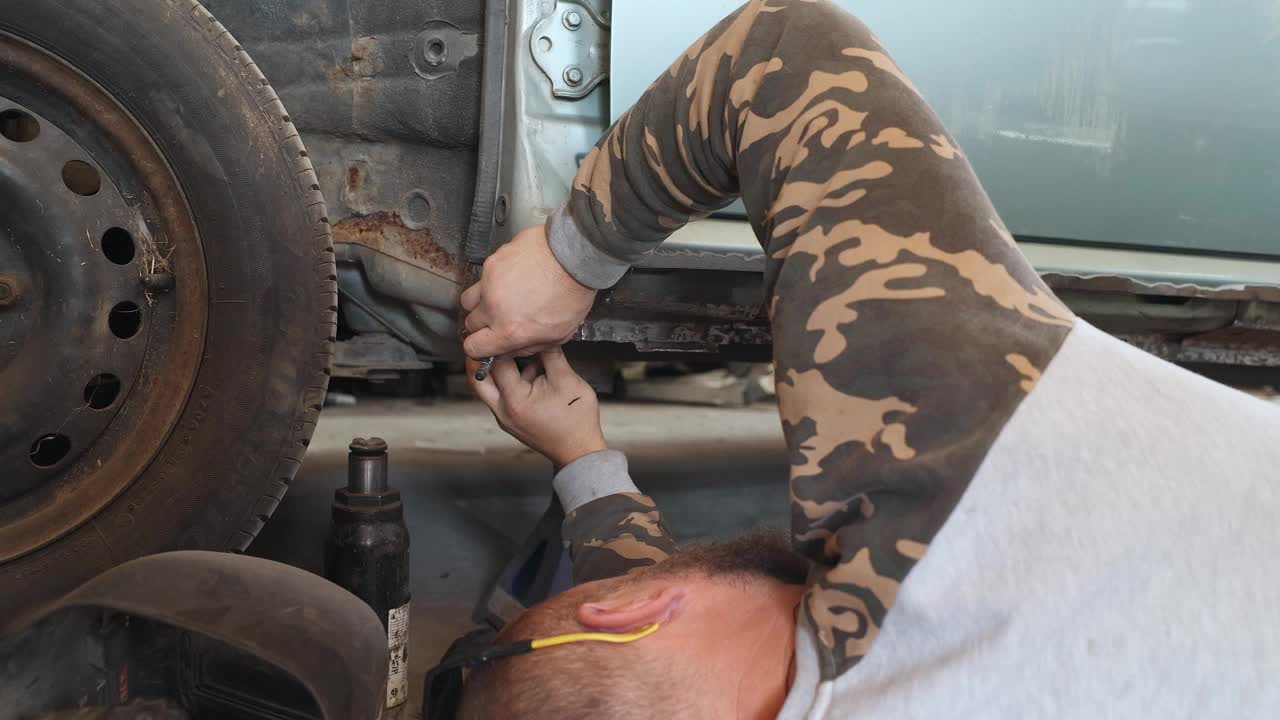 机械师修理汽车门阀。视频下载