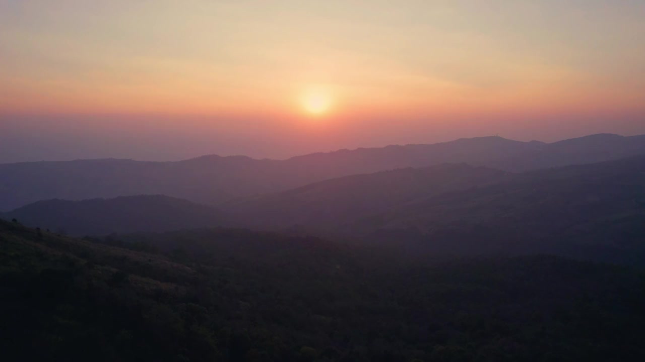 在富显荣克拉国家公园的富隆罗热带雨林中，五彩缤纷的日出越过山脉视频下载