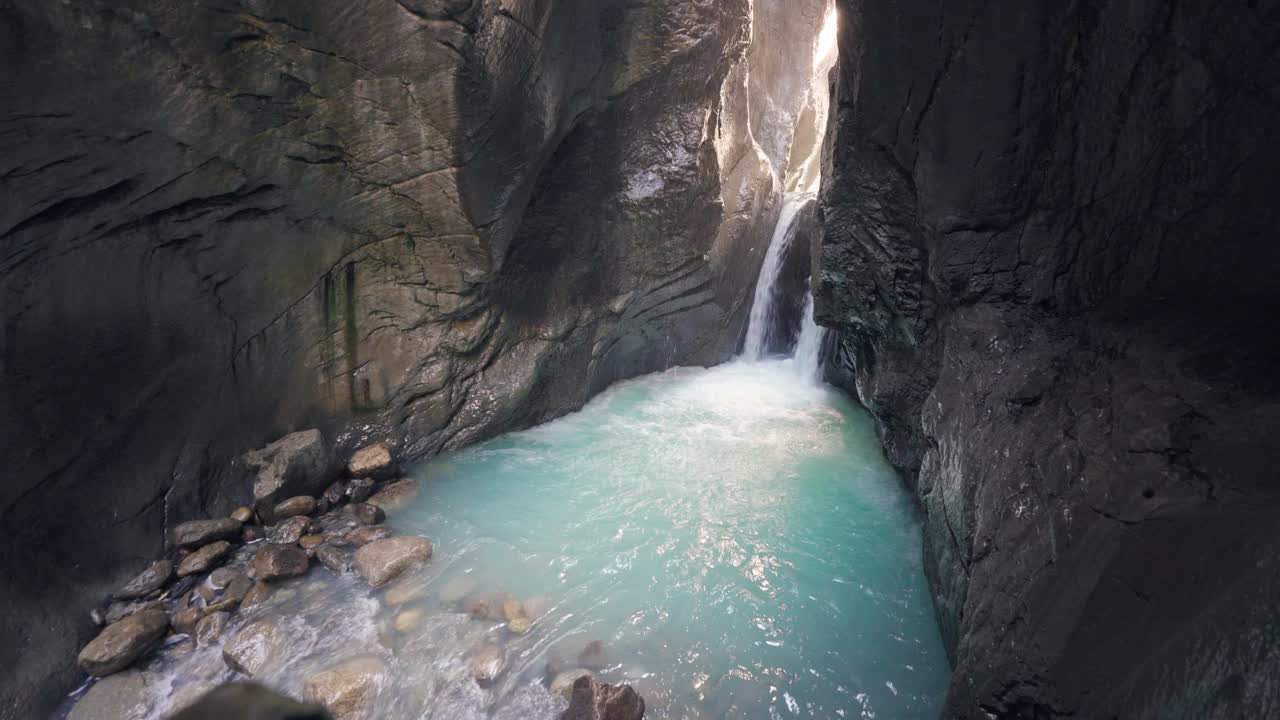 瑞士罗森劳伊冰川峡谷的瀑布灯光闪耀视频下载