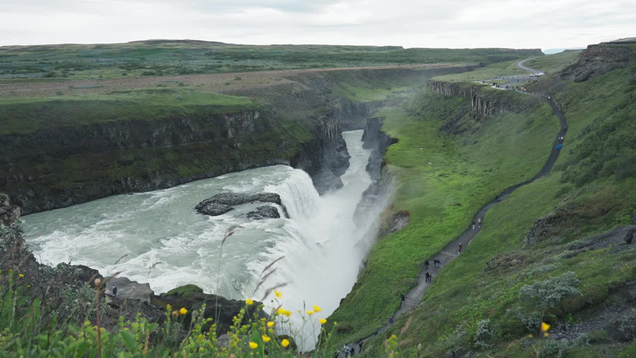 在冰岛的夏天，强大的瀑布从赫维塔河和喜怒无常的天空中流出视频下载