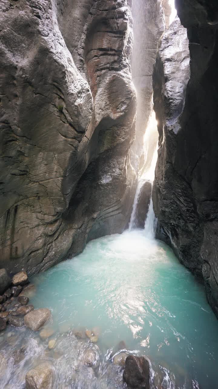 瑞士罗森劳伊冰川峡谷的瀑布灯光闪耀视频下载