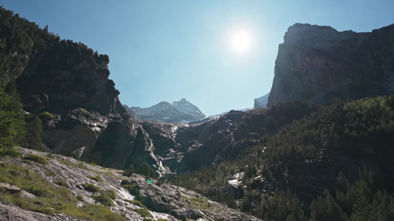 瑞士:瑞士罗森劳州莱辛巴赫，威特霍恩的阿尔卑斯山，阳光照耀，溪流流淌视频下载