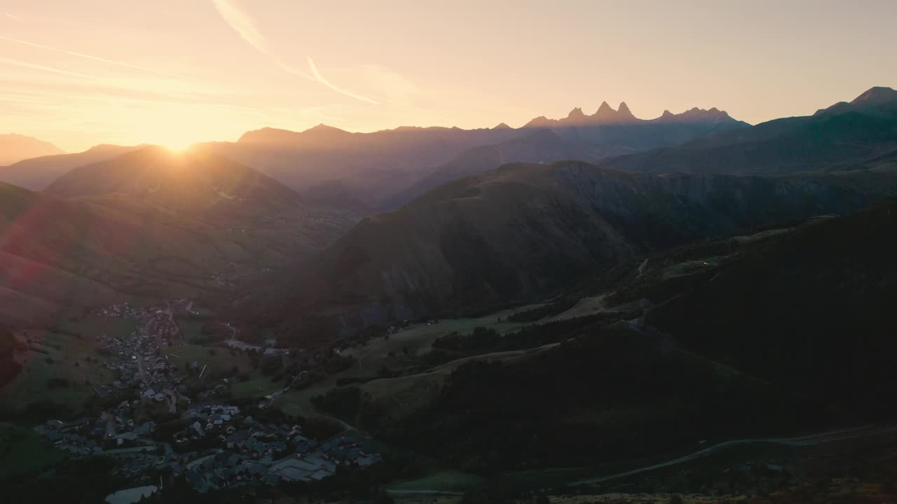 法国阿尔卑斯山脉的日出景观照耀着拉克·吉查德和岩石山，在法国秋天到达了山脉视频下载