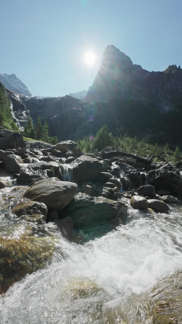 瑞士:瑞士罗森劳州莱辛巴赫，威特霍恩的阿尔卑斯山，阳光照耀，溪流流淌视频下载