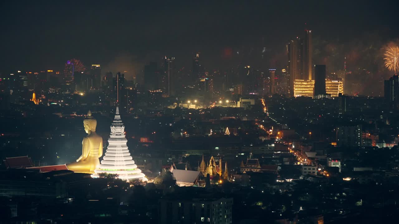 曼谷的夜景，寺庙里有大佛，繁华的市中心百货商店里有烟花表演视频下载