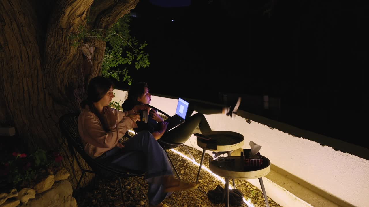 两个自由职业者在旅行期间在户外用笔记本电脑工作视频下载