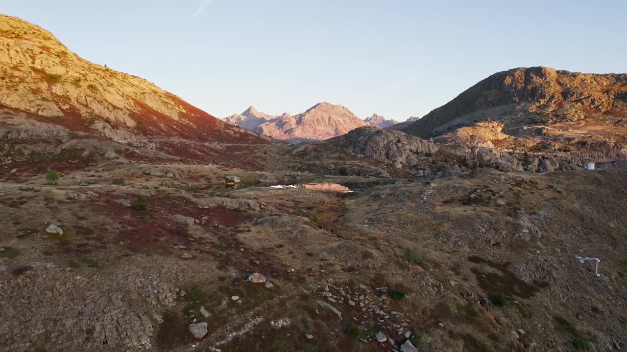 法国阿尔卑斯山脉的日出景观照耀着法国秋天的拉克·吉查德和落基山脉视频下载