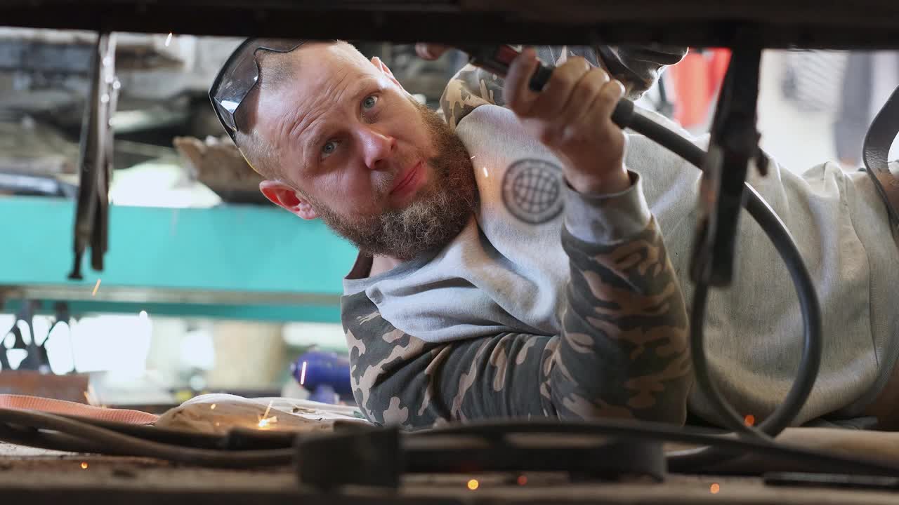 机械师用电焊机修理汽车门阀。视频下载